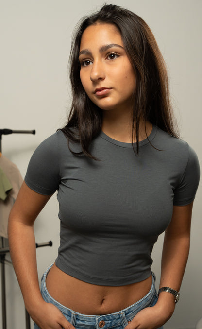 Bamba Bloom Crop Tee Gris Oscuro de Mujer